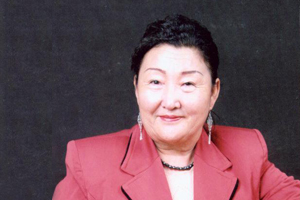 中短篇小說獎：獲獎作品《幸福的氣息》作者：努瑞拉·合孜汗（哈薩克族）         創作感言　　在網上看到自己獲得“駿馬獎”的消息時，我簡直不敢相信自己的眼睛。太好了！高興極了！這給予那些“靠關系獲獎”的說法一個狠狠的打擊。另外，我的作品主要書寫真人真事，主題還比較現代，但是有些人認為我的寫法太傳統、老舊了。現在看來，不是我想象的那樣，我就更加激動了。