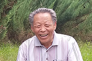 詩歌獎：獲獎作品《崔龍官詩選集》作者：崔龍官（朝鮮族）         創作感言　　在這本詩選集中，可以說是以“虛”與“靜”為思想底色的，其核心技巧則應該說是意象的創造。思想、經驗、技巧，如一條條縱橫交錯的絲線，共同織成了一段綢布。我進行詩歌創作時，在語言功能的發揮上格外下了點功夫。至于這一段綢布的質量究竟如何，我心里還沒譜。 