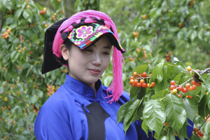 散文獎：獲獎作品《凹村》作者：雍措（藏族）         創作感言　　花幾年的時間書寫《凹村》，寫我熟悉的故鄉，其實我是站在凹村之中，或凹村之外。《凹村》是個概念性的村落，甚至沒有邊界，沒有語言的隔閡。“凹村”不僅是一個地理名詞，它更是存在于我的精神世界，是我永遠渴望達到的一個精神高度。