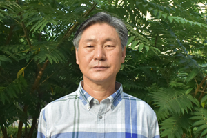 散文獎：獲獎作品《話說歷史的江——圖們江》作者：金寬雄（朝鮮族）         創作感言　　從語言分布的角度上看，中國的朝鮮語和其他少數民族語言與納瓦霍語的狀況相類似，使用的人群小。然而，少數民族的語言和文字，和漢語言文字一樣，是中國語言文化中不可或缺的因素，她們有奇芳異彩，正是這些異彩紛呈的花朵裝點著整個中華民族語言文化的大花園。