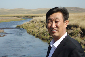 散文獎：獲獎作品《蒙古密碼》作者：特·官布扎布（蒙古族）         創作感言　　經過與遠去的古老往事反復對話，經過對錯綜復雜的歷史腳印進行反復的辨識，經過對千古英雄們遠去背影的反復打量，我終于發現了一個存在于世界東方的古老生存圈，發現了讓遠古勇士們拼殺不止的事由原委，發現了人們圍繞生存資源進行追逐的目的所在，發現了偉大祖國一體統一而不可分割的歷史鐵證……