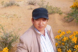 翻譯獎：蒙古文譯漢文作者：馬英（蒙古族）         創作感言　　文學翻譯的要理在于“信、達、雅”，詩歌也好，小說也好，都遵循這個原則。我的文學翻譯實踐也是基本按著這個軌跡進行的。從蒙古文譯成漢語的時候，最難的是民俗民風、宗教文化、游牧生活的內容以及與之相對應的詞匯。要知道，蒙古語中的許多詞匯，在漢語詞典里是找不到的，蒙漢詞典里也找不到……