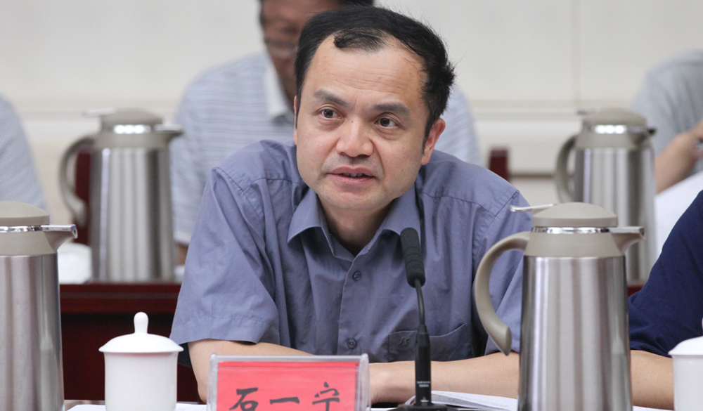 8月2日，評委石一寧在終評會上介紹小組討論情況