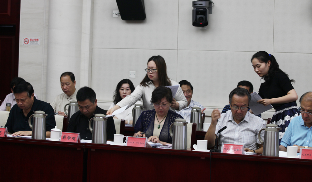 8月2日，第十一屆全國少數民族文學創作“駿馬獎”終評會工作人員分發選票