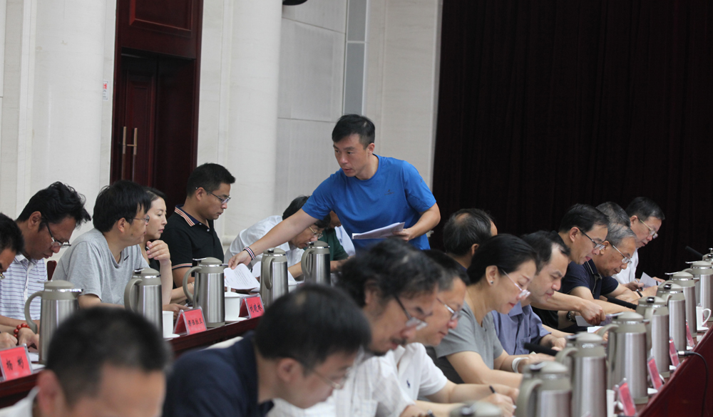 8月2日，第十一屆全國少數民族文學創作“駿馬獎”終評會工作人員分發選票