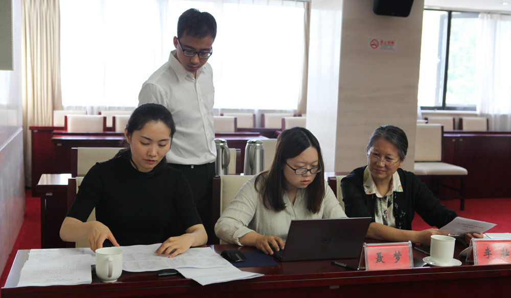 8月2日，工作人員統計評委畫票情況