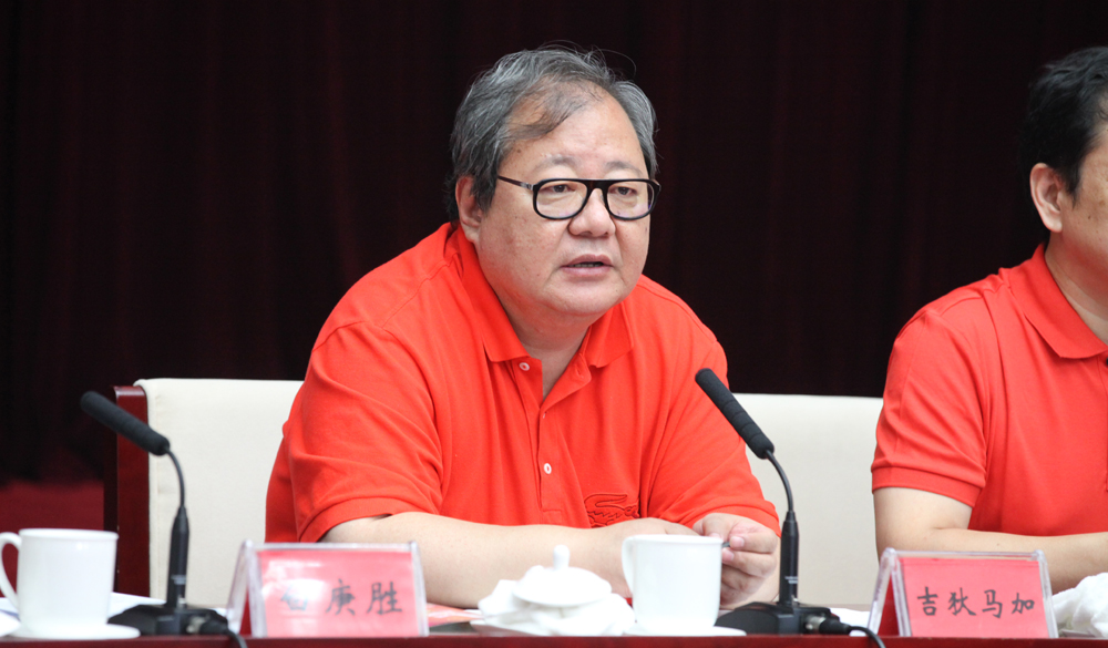 8月2日，評委會主任吉狄馬加在終評會上講話