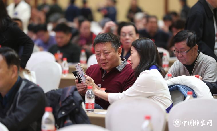 11月29日，與會者會場交流