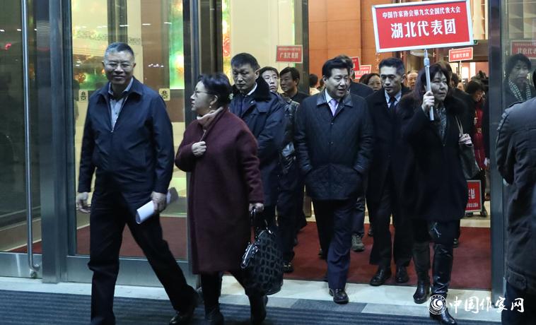 11月29日，與會者走出會場