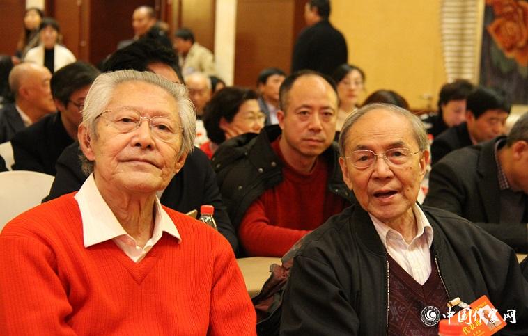 代表束沛德、崔道怡在報告會會場。