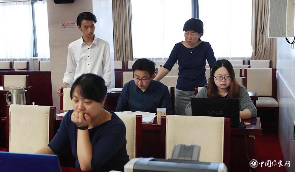 8月4日，各組聯(lián)絡員統(tǒng)計選票