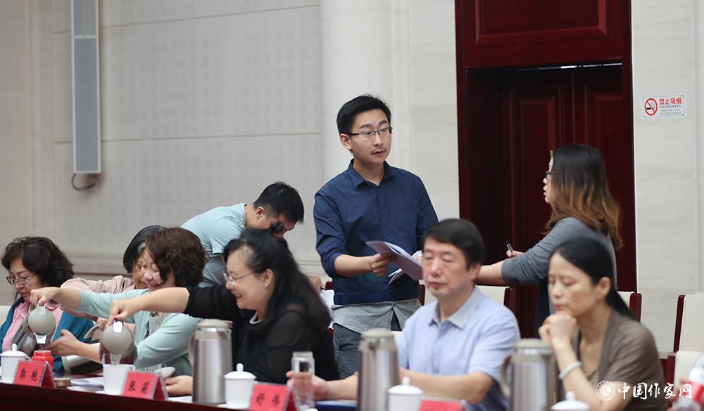 8月4日，第十屆兒獎評委會第六次全體會議上，聯(lián)絡員收回選票