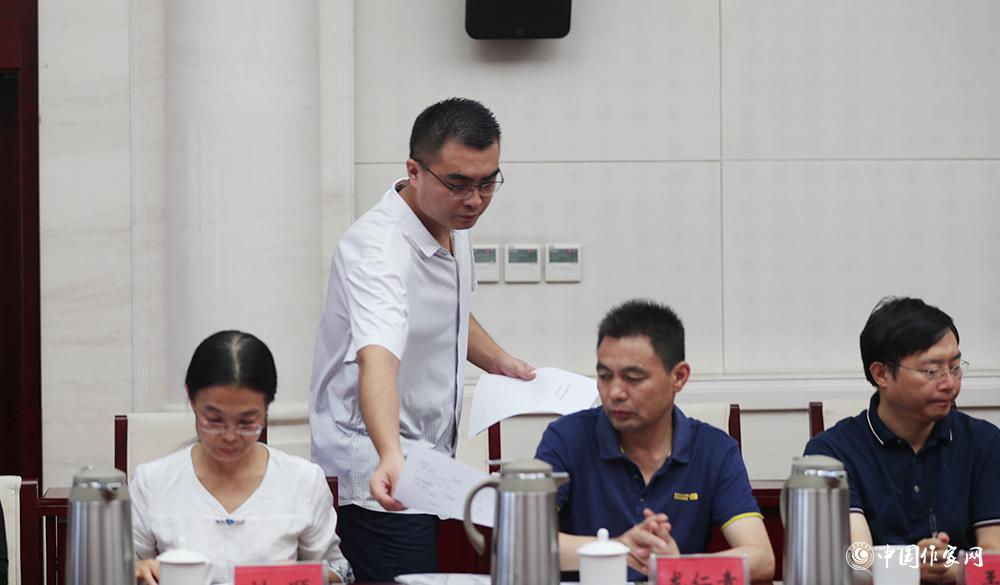 8月4日，第十屆兒獎評委會第六次全體會議上，聯(lián)絡員發(fā)放選票