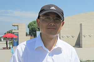 科幻文學：獲獎作品《大漠尋星人》作者：趙華         獲獎感言　　上班后，經(jīng)歷了職場的繁雜，也走了很多彎路，但最終還是提起筆來撰寫適合孩子看的科幻故事，它們是寫給千百個我不認識的孩子的，又仿佛是寫給自己的。《大漠尋星人》中的7個故事就是其中的一部分，它們都是同星空、同人的真善有關的故事，當一個人意識到世界的浩瀚和自己的渺小時，就會心存敬畏……