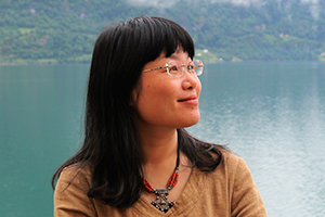 童話：獲獎作品《水妖喀喀莎》作者：湯湯         獲獎感言　　如果有一天，我能把童話寫到足夠廣闊和深邃，讓它有大海、星空、森林和荒漠的浩瀚無涯，又有一粒沙子、一朵小花，一顆水珠的細膩精致；讓它單純又繁復，五彩繽紛如同萬物生長，讓它如歌又如詩，瑰麗神奇散發(fā)出迷人的氣質；讓一切悲傷歡喜幸福痛苦都在童話里相遇，奏出一闕闕生命的交響曲。