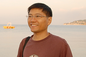 小說：獲獎作品《將軍胡同》作者：史雷         獲獎感言　　在創(chuàng)作中，我逐漸形成了這樣的觀點，兒童文學作品應當是藝術品，這件藝術品不是寫出來，而是用閱歷、思想、才華、時光和心血精心打磨雕刻出來的，就像是一位父親為自己的孩子手工制作玩具那樣，內心中一定是充滿愛、溫暖和感動的，他的態(tài)度一定是無比虔誠和感恩的。