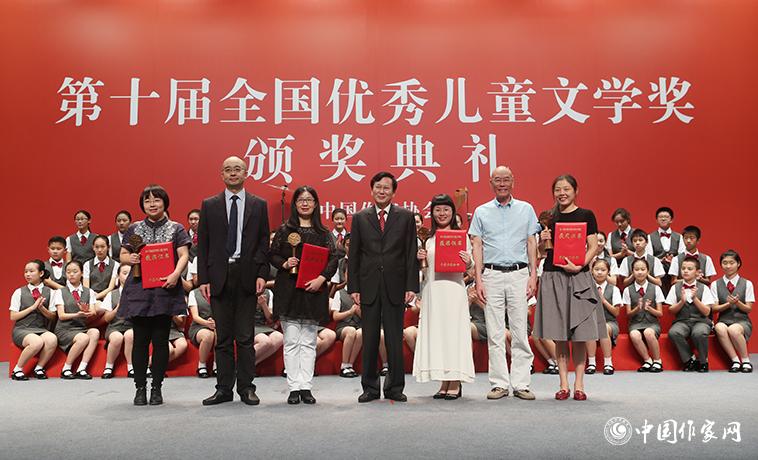 庹震、吳義勤、海飛為童話獲獎者頒獎