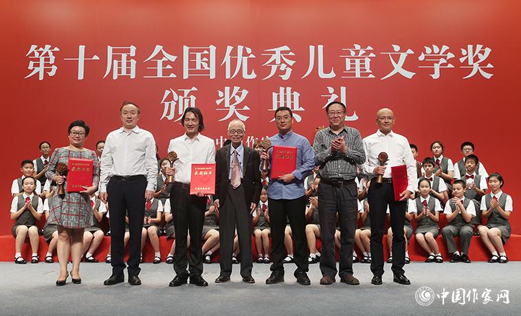 高洪波、孟祥林、樊發(fā)稼為散文、報告文學、科幻文學獲獎者頒獎