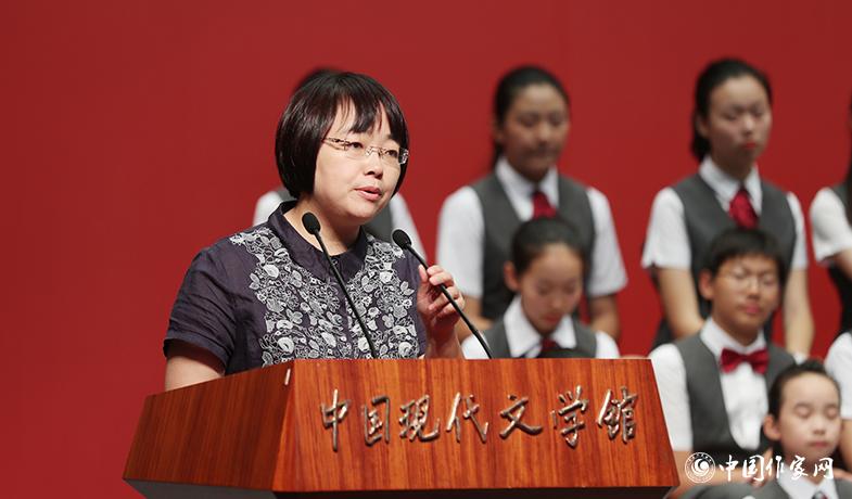 郭姜燕代表童話獲獎者發(fā)表獲獎感言