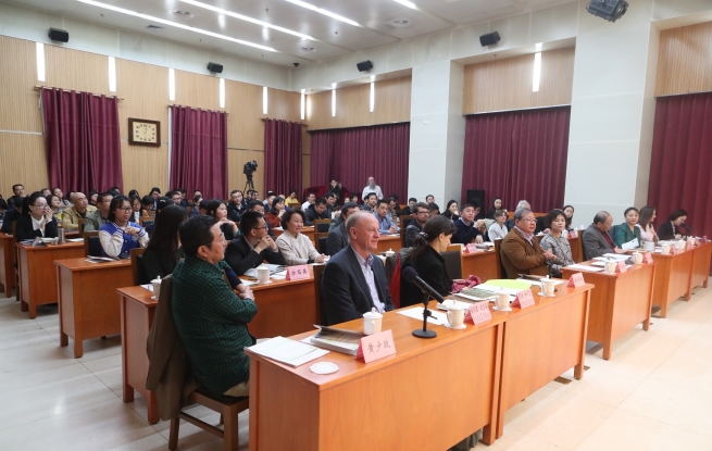 文學跨越國度，遇春風化雨