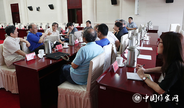 7月28日，全體會后文學翻譯獎評獎委會召開會議