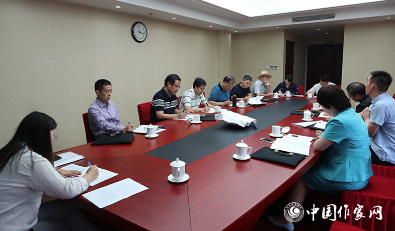 7月28日，全體會后文學理論評論獎評獎委員會召開會議