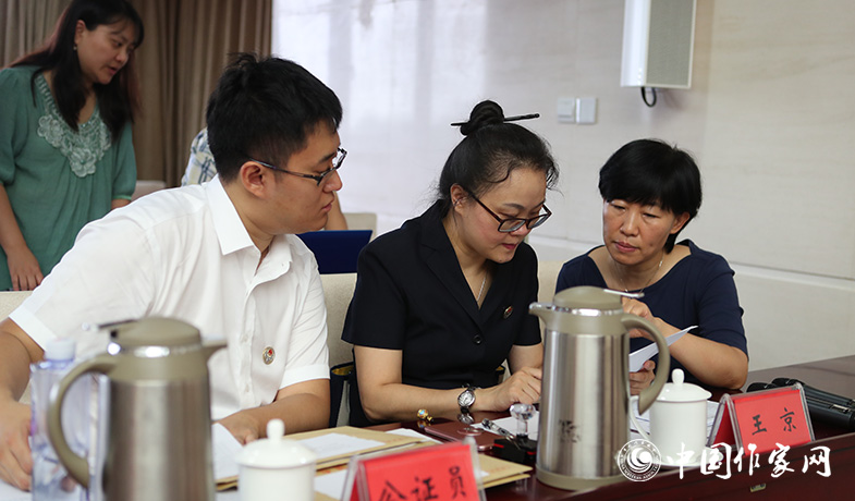 8月11日，公證處公證人員檢查選票統計情況