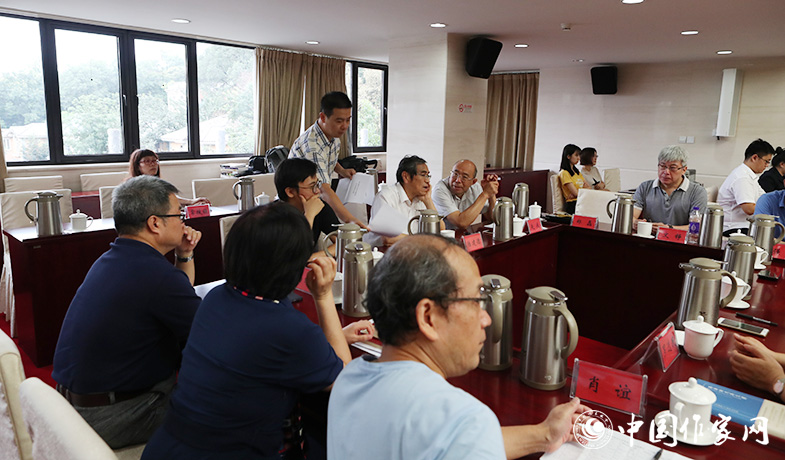 8月11日，聯絡員在向評委會收發選票