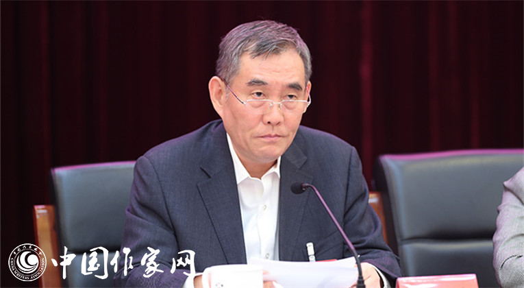 中國作協(xié)黨組書記、副主席錢小芊作報(bào)告