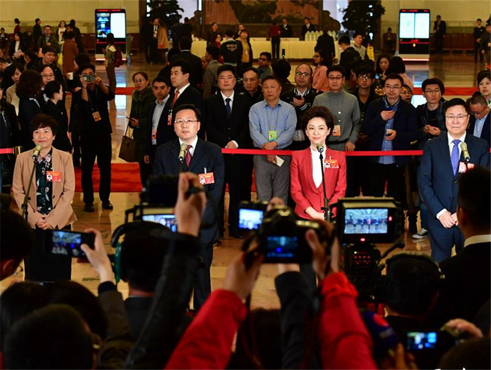 全國政協委員接受記者采訪。