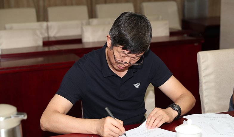 紀律監察組人員核對選票統計情況并簽字