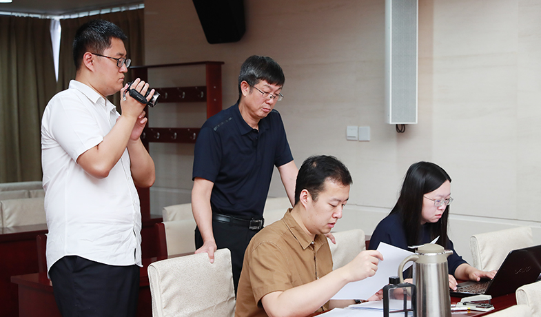 聯絡員在監察組、公證員監督下統計選票