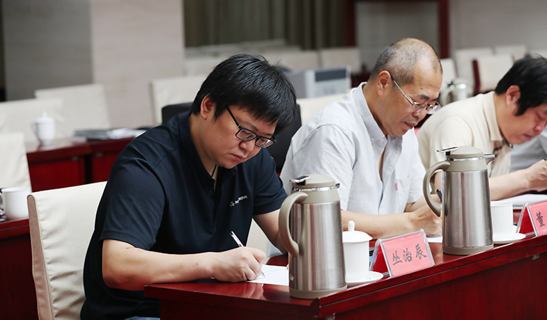 評委們在認真填寫選票