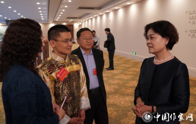 鐵凝與與會(huì)代表親切交談