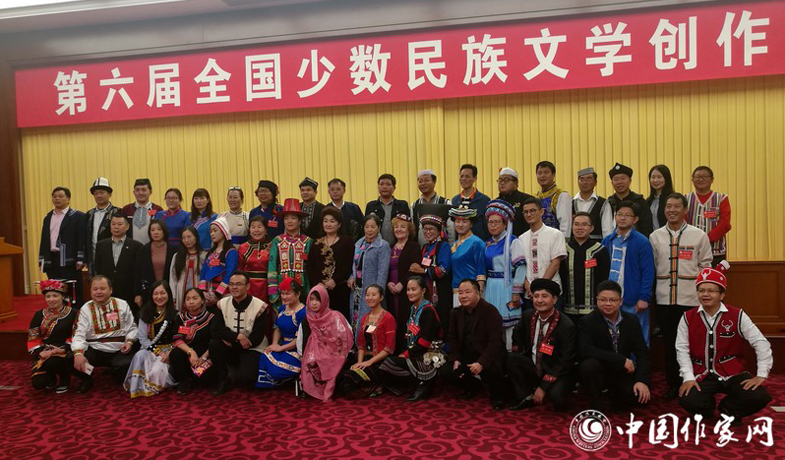 第六屆全國少數(shù)民族文學(xué)創(chuàng)作會(huì)議組圖（合影留念）