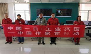 作家張一龍?jiān)谏轿鏖L(zhǎng)治長(zhǎng)子縣變電站采訪