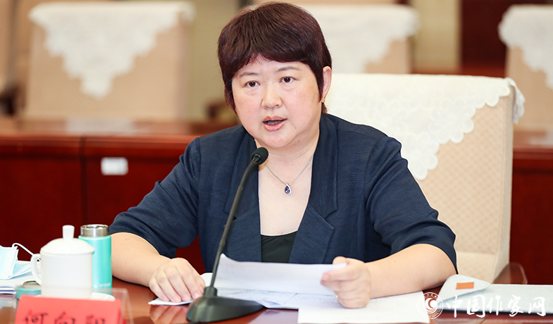 評獎辦公室主任何向陽作關(guān)于參評作品申報(bào)公示、評委分組等情況的說明