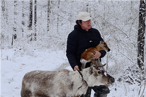 小說：獲獎作品《馴鹿六季》作者：格日勒其木格·黑鶴         獲獎感言　　人們向往荒野，努力回歸自然。這種向往并非僅僅是因?yàn)榛囊暗赜蛏系倪|闊，那些進(jìn)入荒野的人驚訝地發(fā)現(xiàn)，其實(shí)人類的一部分一直生活在荒野中，并未進(jìn)入城市。外來的人們第一次意識到世界上竟然存在這樣一種生活方式，人類可以在不改變自然環(huán)境的前提下與周圍的環(huán)境和其他的生命和諧共處。