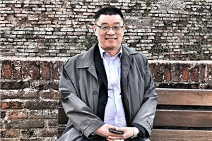 小說：獲獎作品《有鴿子的夏天》作者：劉海棲          獲獎感言　　我見證和經(jīng)歷了整個(gè)新時(shí)期中國童書和兒童文學(xué)的發(fā)展，經(jīng)過幾代人不懈的努力，一步步走到今天，我由衷地為兒童文學(xué)的繁榮而振奮，為親身參與其中而自豪。這是一個(gè)美妙的行程，前輩和同輩作家的光芒在前面引導(dǎo)著我，年輕作家像風(fēng)一樣在后面驅(qū)動著我，編輯的目光又溫暖和呵護(hù)著我。