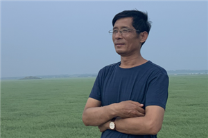 小說：獲獎作品《陳土豆的紅燈籠》作者：謝華良          獲獎感言　　我的文學(xué)創(chuàng)作，一直沒有離開家鄉(xiāng)，沒有離開家鄉(xiāng)那片土地。多年以來，我始終想寫一個(gè)鄉(xiāng)村好男孩，他的模樣、性格和身世都與土豆相像。這個(gè)男孩與我的童年有關(guān)，與家鄉(xiāng)那片土地上的世道人心有關(guān)，與當(dāng)下少年兒童的成長有關(guān)……當(dāng)我把“土豆”這個(gè)名字送給他，他馬上還我一個(gè)“偷著樂”的表情。