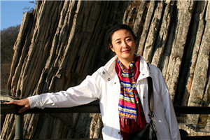 詩歌：獲獎作品《我和毛毛》作者：藍(lán)藍(lán)         獲獎感言　　時(shí)間是人類的悲傷之源，復(fù)活逝去的時(shí)間，大概是所有人的夢想。在一個(gè)年過半百之人身上，復(fù)活一個(gè)曾經(jīng)的孩子，那樣的時(shí)刻，就是寫童詩和童話的時(shí)刻。我深深知道，復(fù)原童年記憶并非是回到時(shí)間的河流之中，沒有人能做到這樣的事情——而是用灼熱的心解凍那些被遺忘冰封的瞬間，將它們變成一個(gè)個(gè)節(jié)日，變成讓時(shí)間消失的存在，沒有過去和未來，只有無限的此刻與現(xiàn)在。