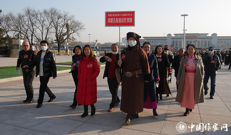 意氣風發步入會場