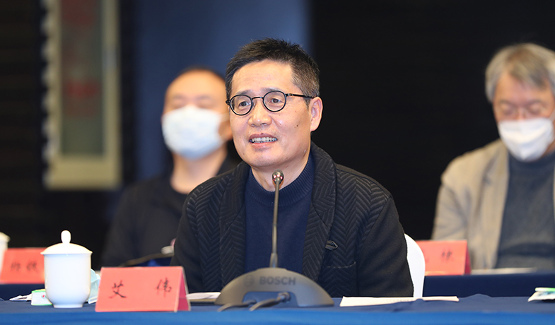 獲獎作家代表艾偉在會上發言