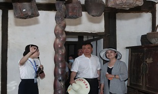 鐵凝、張宏森參觀周立波故居