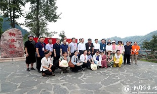 出版社、期刊社負責人在十八洞村合影