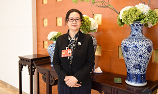 全國人大代表、重慶作協主席冉冉　