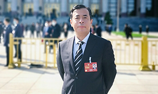 全國政協委員，中國作協主席團委員，遼寧省作協黨組書記、主席滕貞甫