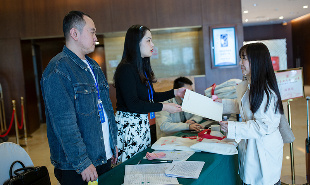 作家到達報到現場