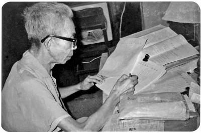 1982年8月，蕭殷給業余作者回信。