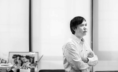 吳冠英，祖籍廣東中山，1955年生于廣西南寧，2022年去世。1982年畢業(yè)于中央工藝美術(shù)學院（今清華大學美術(shù)學院）裝潢美術(shù)系，留校任教，2005年參與建立清華大學美術(shù)學院信息藝術(shù)設計系，開設動畫設計專業(yè)。著有《動畫美術(shù)設計》《童趣二十四節(jié)氣》等，以及連環(huán)畫作品《帶閣樓的房子》《邦斯舅舅》《古都》等。圖片由作者提供